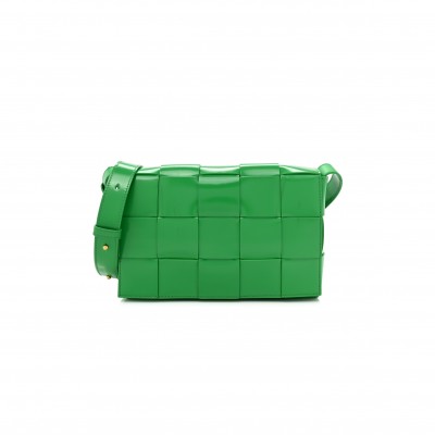 BOTTEGA VENETA PATENT MAXI INTRECCIATO CASSETTE CROSSBODY BAG PARAKEET